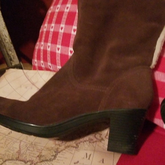 Clark's booties with heal very warm in side - Picture 4 of 5